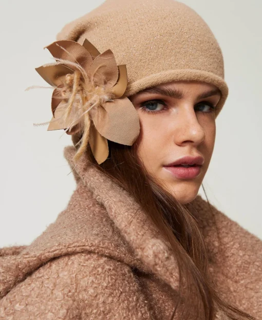 Berretto In Maglia Con Spilla A Fiore