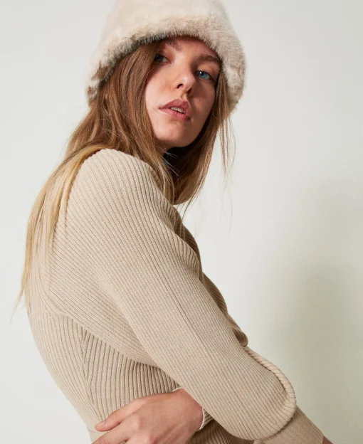 Cappello Bucket In Faux Fur Con Logo
