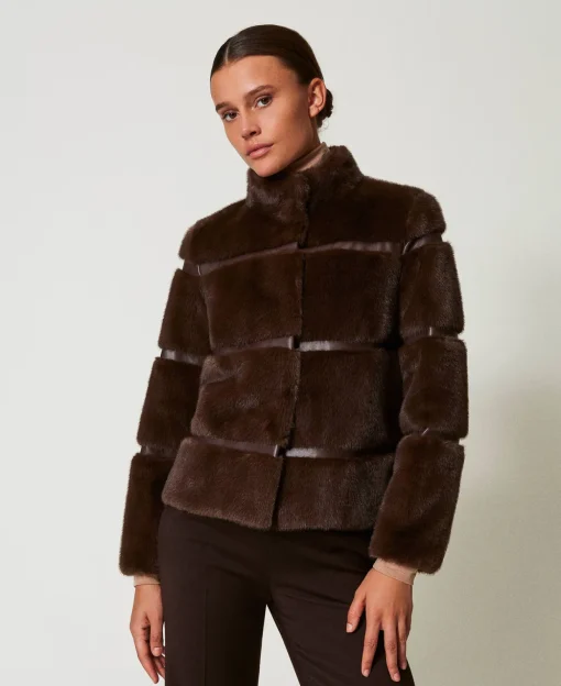 Cappotto Corto In Faux Fur Con Intarsi