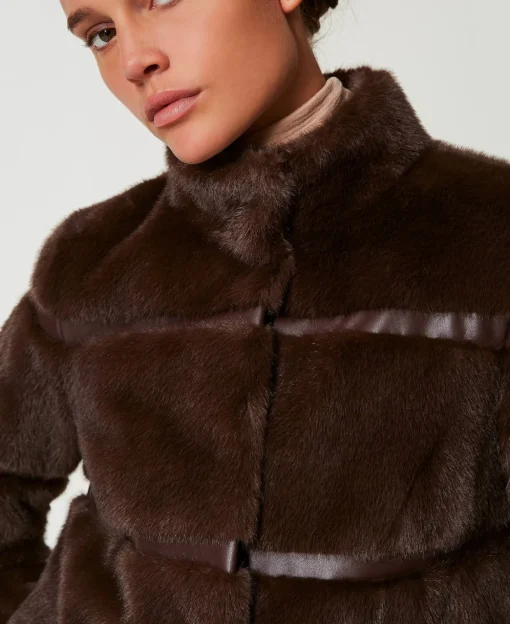 Cappotto Corto In Faux Fur Con Intarsi