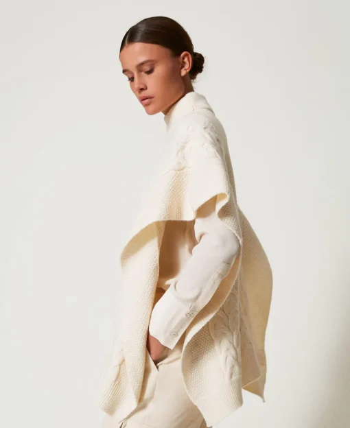 Poncho In Maglia Con Trecce
