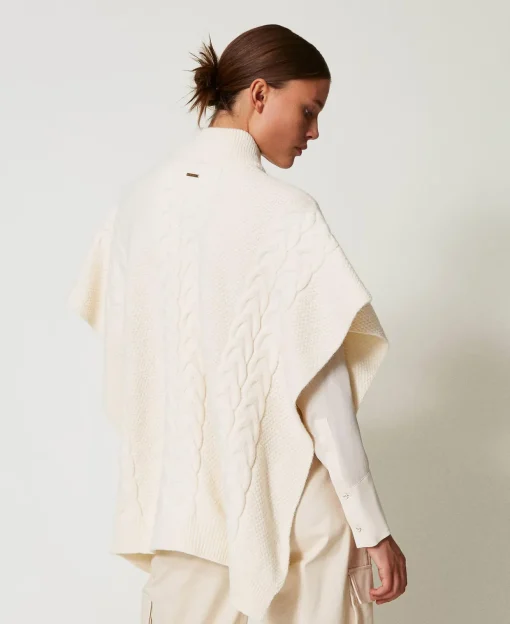 Poncho In Maglia Con Trecce