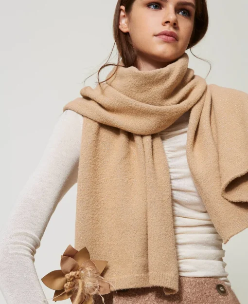 Sciarpa In Maglia Con Spilla A Fiore