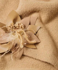 Sciarpa In Maglia Con Spilla A Fiore